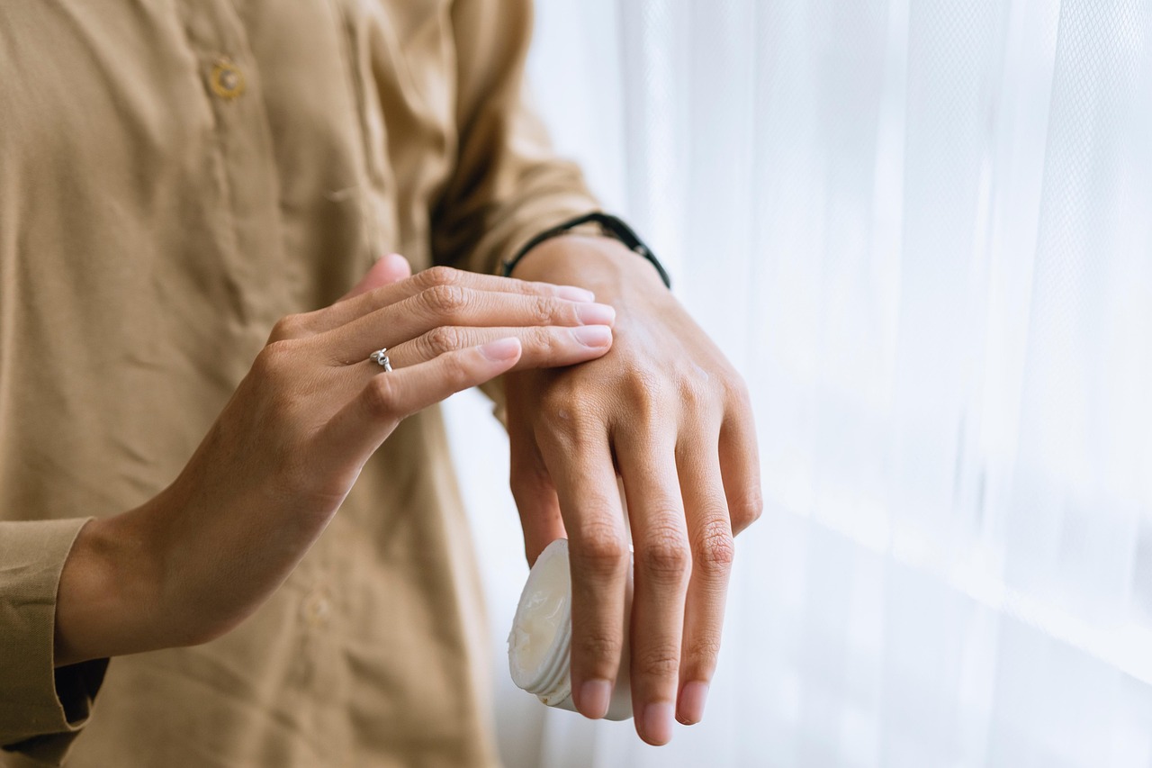 足臭を軽減する薬用クリームの制汗成分との併用方法は？