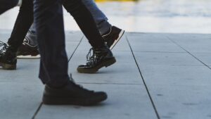 足の臭いが気になる靴の消臭方法は？